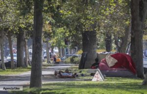 Municipio de Chile busca prohibir carpas en espacios públicos