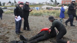 Realizan proceso de examinación para futuros salvavidas en el Estrecho de Magallanes