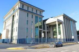Mujer ebria impactó contra el cerco perimetral de una vivienda