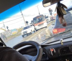Se registró choque entre vehículo particular y una micro en Punta Arenas