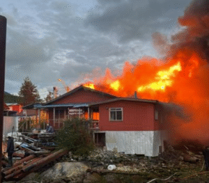 Incendio destruyó la única hostería de Puerto Edén