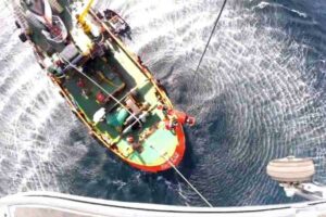 Armada realizó operativo de rescate a tripulante de un remolcador en alta mar