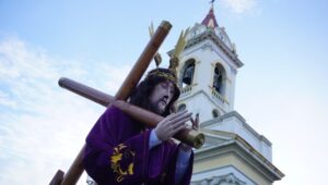 Con gran presencia de fieles se realizó el Vía Crucis en Punta Arenas