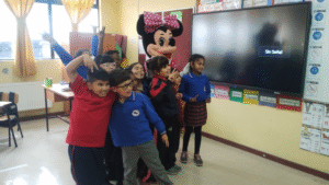 Minnie y Mickey en el retorno de Escuela 18 de Septiembre
