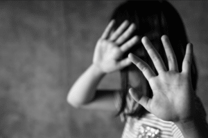 Mujer denuncia abuso sexual a su hijo de 3 años en Colegio Saint John’s de La Reina