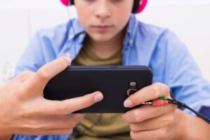 Por uso prolongado de celulares: Generación Z enfrenta 