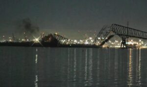 Puente en Estados Unidos se derrumba tras ser golpeado por un barco