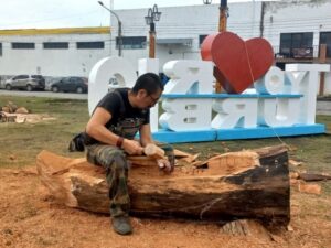 Escultores de Argentina y Chile participan de la Fiesta de la Lenga en Río Turbio