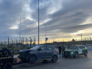 Vehículo chocó poste de alumbrado público en Punta Arenas