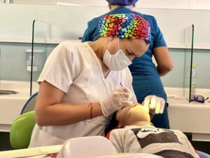 Instan a padres a mejorar la  higiene dental de los niños