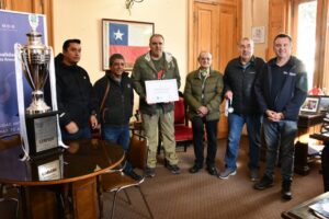 Municipio de Punta Arenas rindió homenaje a los campeones de rayuela