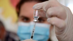 Docentes y paradocentes deberán vacunarse con nueva dosis de Covid-19