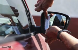 Ley de grabado de patentes ya es oficial: así debe ser grabado en los vidrios y espejos del auto