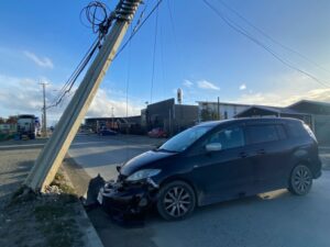 Vehículo chocó poste de alumbrado público al sur de Punta Arenas