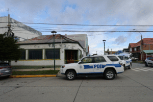 Por hemorragia murió joven de 19 años tras destrozar vitrina de local en Natales