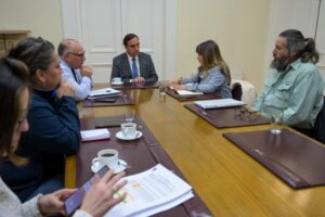 Autoridades se reúnen con representantes de Puerto Edén