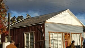 Incendio afectó a vivienda en Barrio Prat
