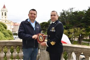 Alcalde Radonich entrega las “Llaves de la ciudad” a la Armada de Italia