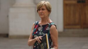 Aprobación de Boric baja al 26% y Matthei y Kast se distancian en carrera presidencial