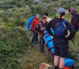 Turista extranjero sufrió descompensación y lo evacuaron de Torres del Paine