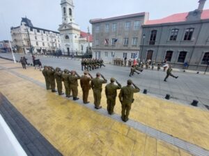 Carabineros desfiló en la Plaza de Armas Benjamín Muñoz Gamero