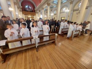 Niños realizaron su primera comunión en la Catedral de Punta Arenas