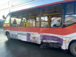 Violento accidente entre un bus de transporte público y auto particular en Punta Arenas