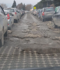 Indignación ciudadana por mal estado de los adoquines frente a la Clínica Magallanes