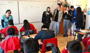 Estudiantes de Arquitectura de la UMAG evalúan estado de infraestructura de escuela