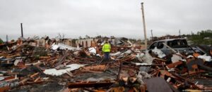 Decenas de tornados causan muerte y destrucción en Estados Unidos