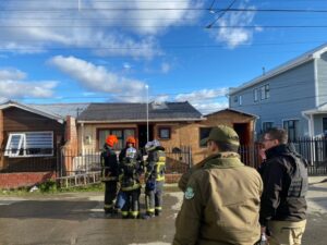 Bomberos apagan incendio en casa habitacional en Cardenal Raúl Silva Henríquez