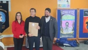 Encargado de biblioteca reconocido por fomentar  la lectura a estudiantes