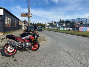 Se registró colisión entre una moto y un vehículo particular en el centro de Punta Arenas