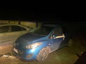 Roban cartera con dinero desde auto estacionado