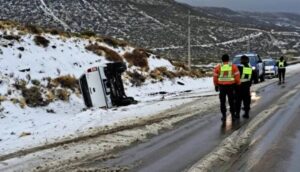 Riesgo en las rutas de Santa Cruz: hubo vuelcos y un choque por la nieve y escarcha