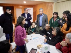 Ministro Muñoz encabezó  diálogo ciudadano para mejorar  el transporte público en Natales