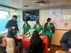 Atención de salud preventiva recibieron pasajeros del ferry Pathagon