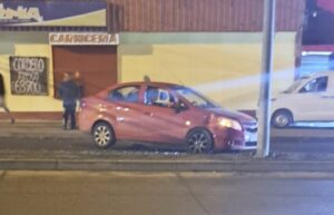 Automóvil fue abandonado tras choque