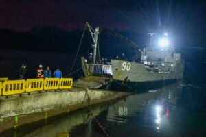 Arribó embarcación con cargamento de agua potable para Puerto Williams