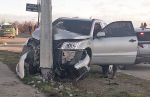 Jeep terminó contra poste en el sector sur de Punta Arenas