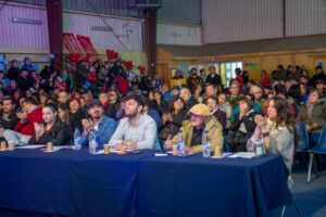 Cantantes principiantes y avezados cautivaron al público en Festival