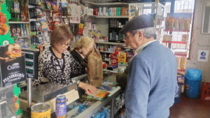 Minimarket familiar atiende a sus  vecinos del Barrio Prat cada 1 de mayo