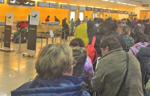 Cancelación de vuelo dejó sin poder viajar a decenas de pasajeros