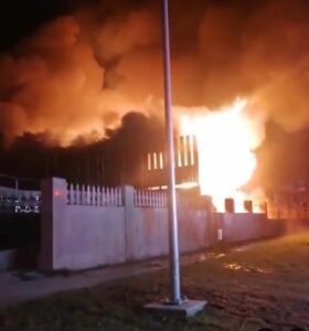 Incendio destruyó hostal en el centro de Porvenir