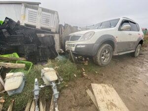 Conductor chocó auto, huyó del lugar y terminó impactando medidores de gas