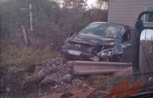 Vehículo derribó poste en prolongación Mardones