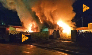 Dos personas salvaron de voraz incendio que destruyó vivienda