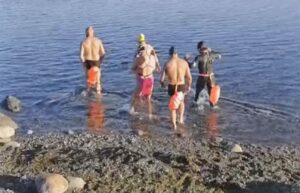 Medio centenar de nadadores se zambullen en bahía de Porvenir