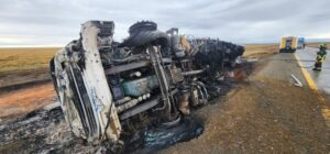 Chofer salvó de las llamas tras incendio que destruyó su camión en ruta
