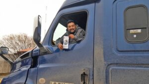 San Gregorio: folletos para salvar vidas en la carretera